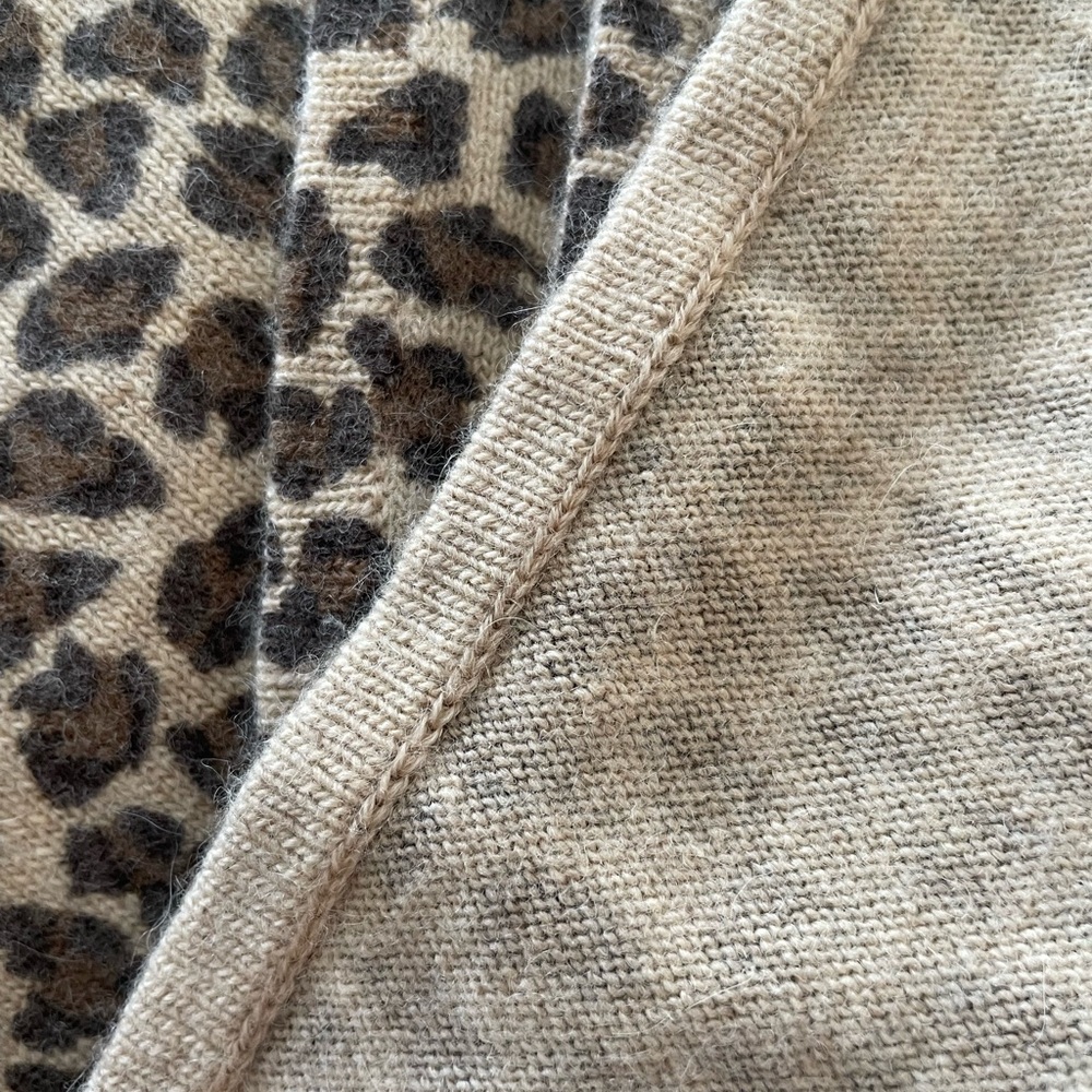 Ann Taylor wrap 80" !!  46% wool 22% angora 32% rayon. Smoke free.
No wear.